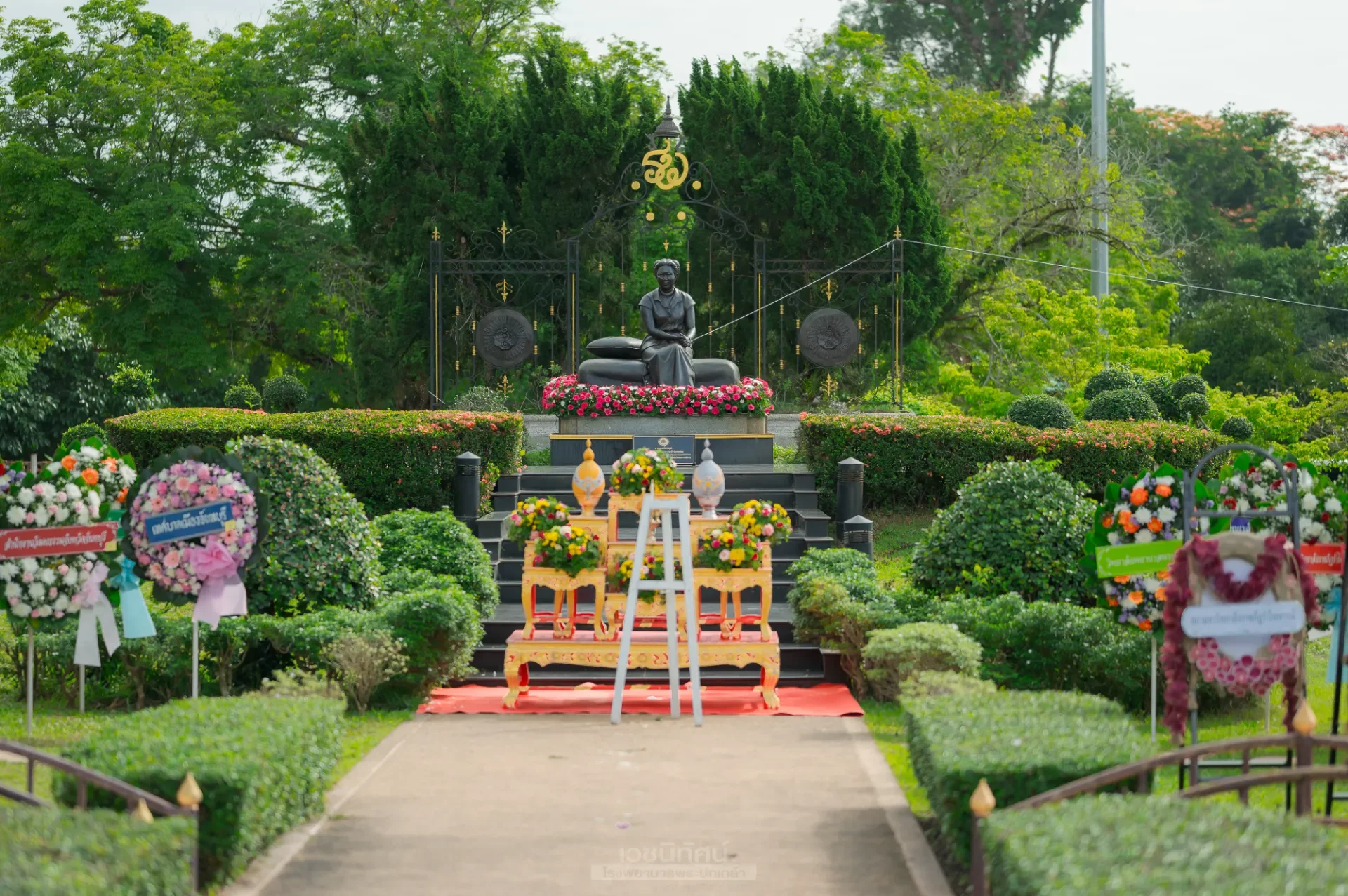 ร่วมพิธีบำเพ็ญกุศลและวางพวงมาลา เนื่องในวันคล้ายวันสวรรคต สมเด็จพระนางเจ้ารำไพพรรณี พระบรมราชินี ในรัชกาลที่ 7