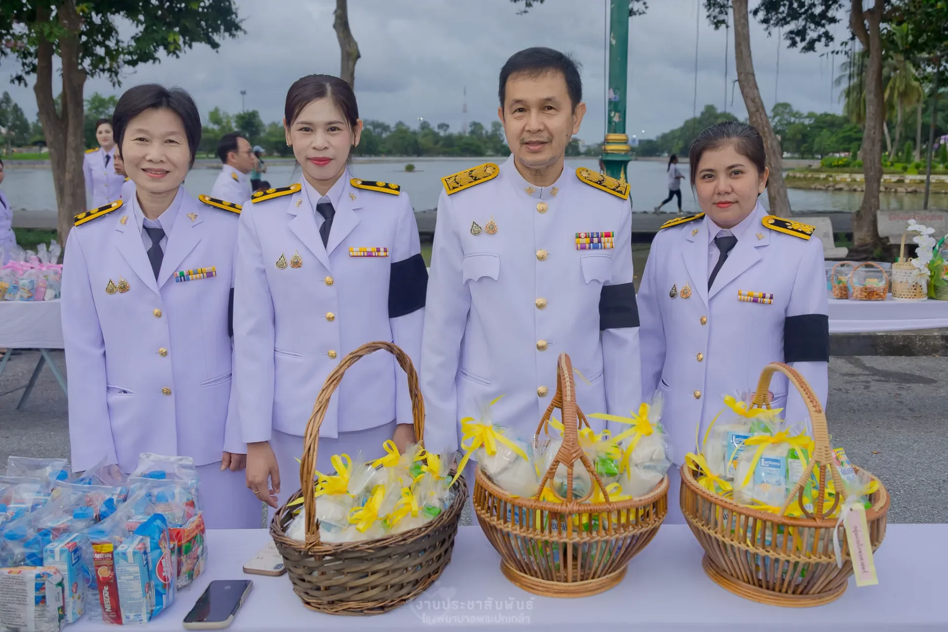 พิธีสวดพระพุทธมนต์และทำบุญตักบาตรถวายพระราชกุศล