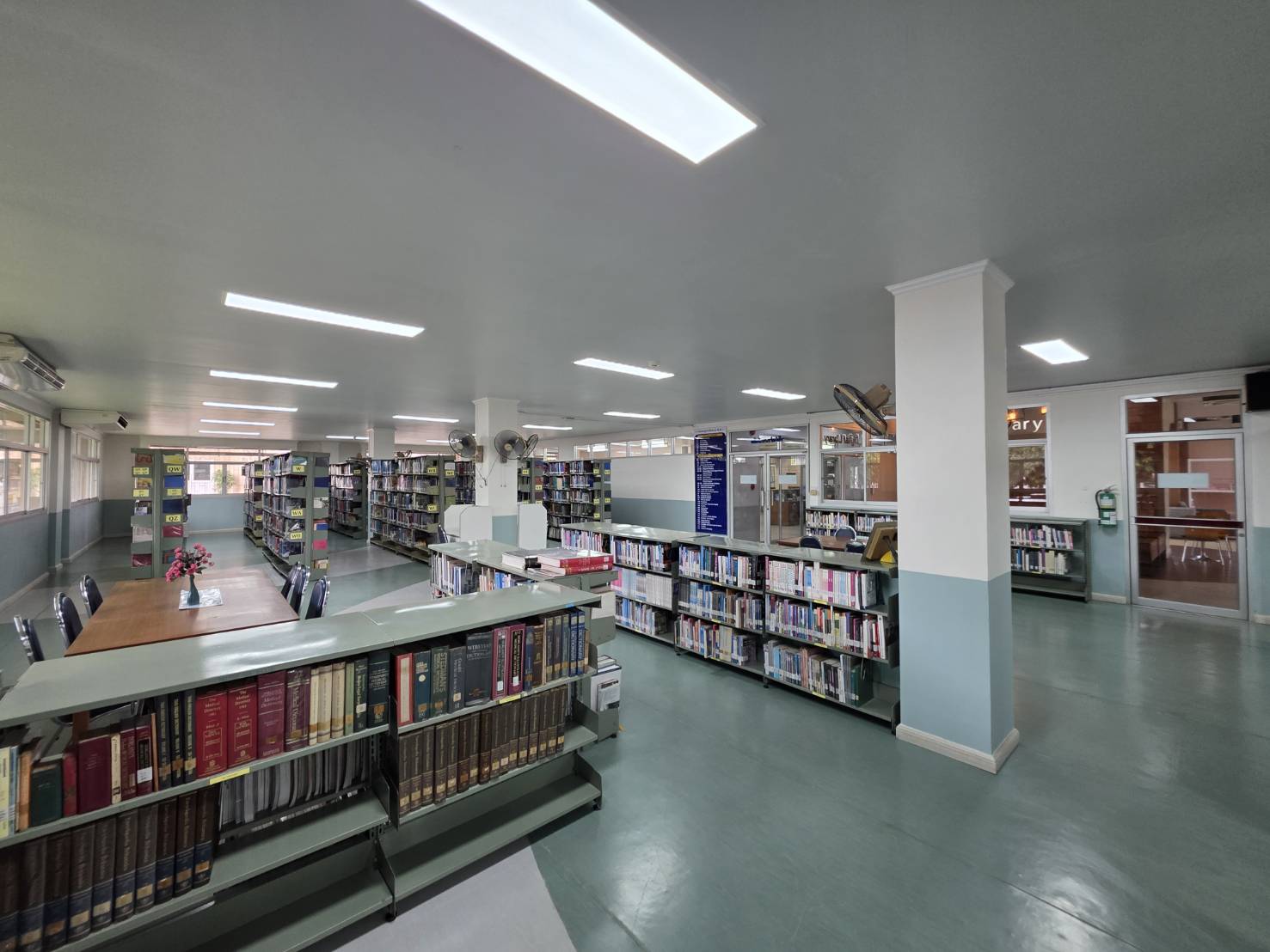 รูปห้องอ่านหนังสือ